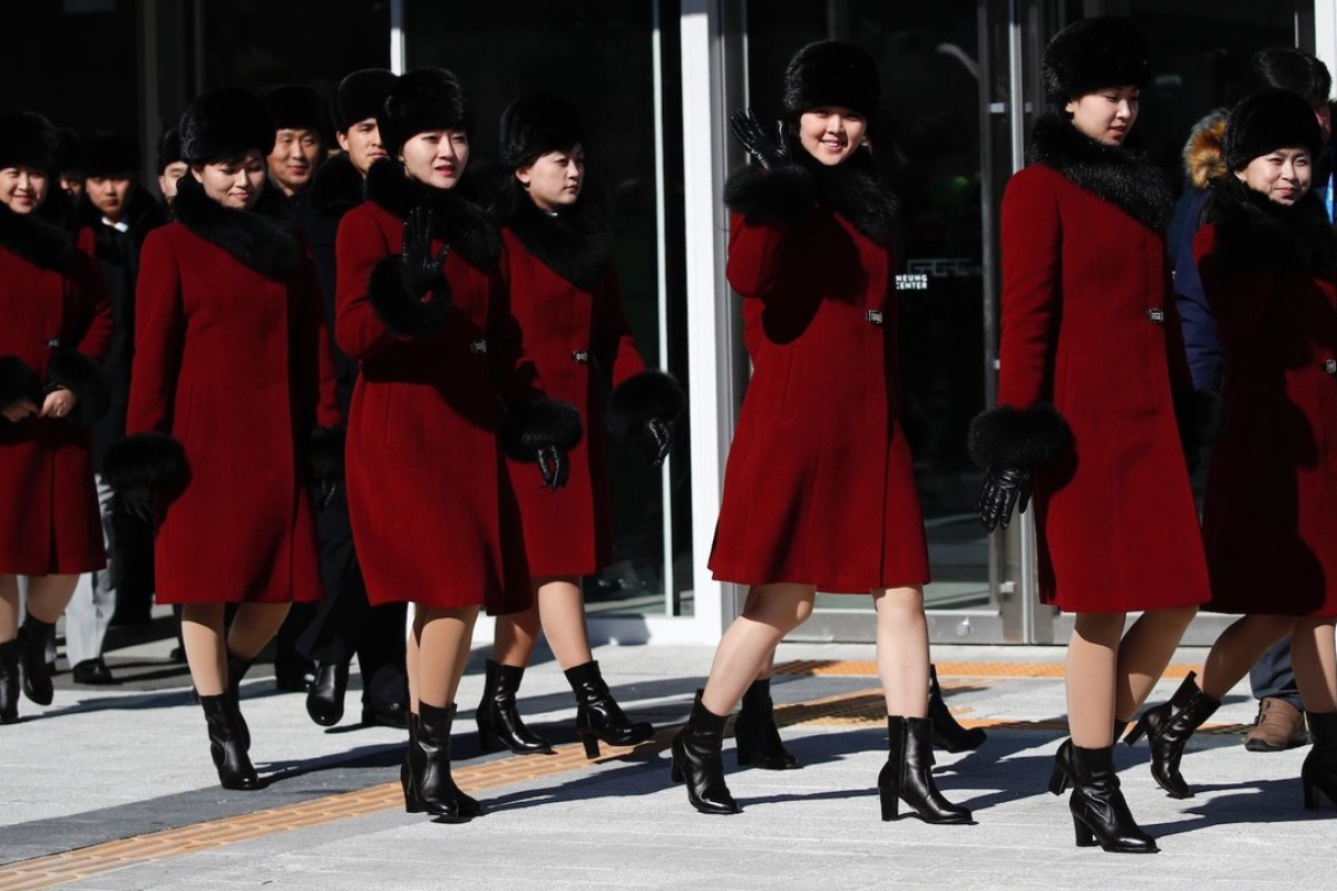 Members of North Korea\u0027s Samjiyon Orchestra and art troupe wave as they leave the Gangneung Arts